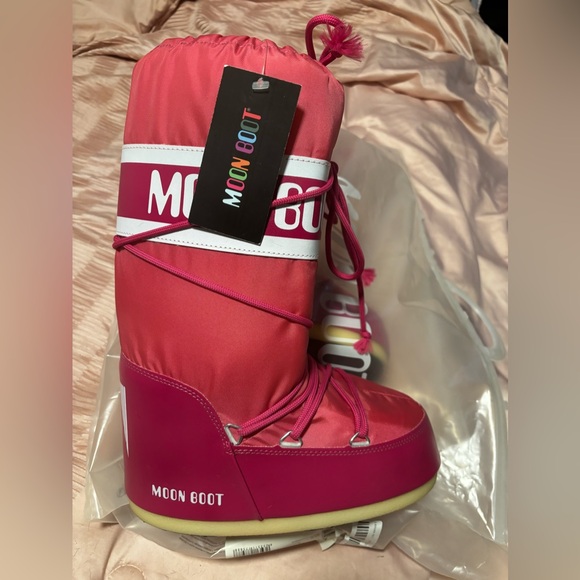 New MOONBOOTS. Still have tags. great for ski trips and colder states. - Picture 1 of 8